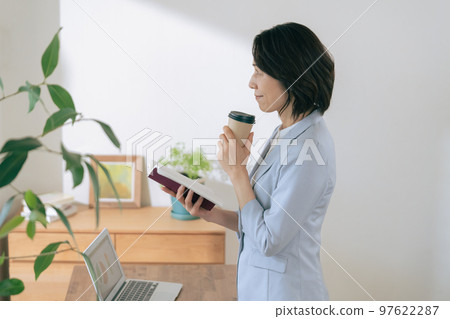 中年婦女在辦公室檢查日程表 97622287