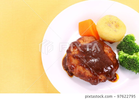 漢堡牛排配半糖霜醬、西蘭花、土豆、胡蘿蔔 97622795