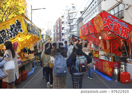 Fascinated by the street stalls at the festival, after visiting the Tori no Ichi market Fascinated by the street stalls at the festival, after visiting the Tori no Ichi market 97622920