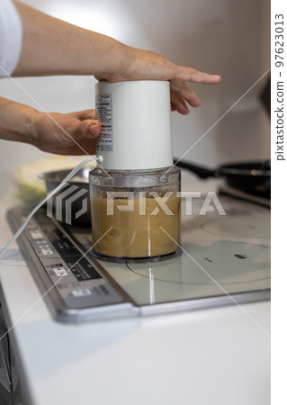 使用食物處理器的資深婦女的手 使用食物處理器的資深婦女的手 97623013