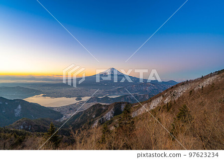 [Mt. Fuji material] Mt. Fuji at sunrise seen from Shindo Pass [Yamanashi Prefecture] 97623234