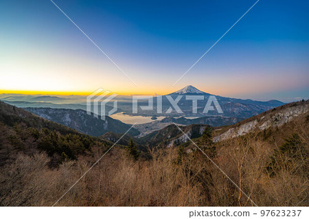 [Mt. Fuji material] Mt. Fuji at sunrise seen from Shindo Pass [Yamanashi Prefecture] 97623237