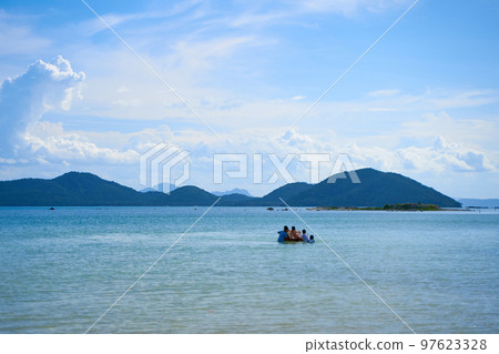 A bay with turquoise sea water on the Thai island of Samui 97623328