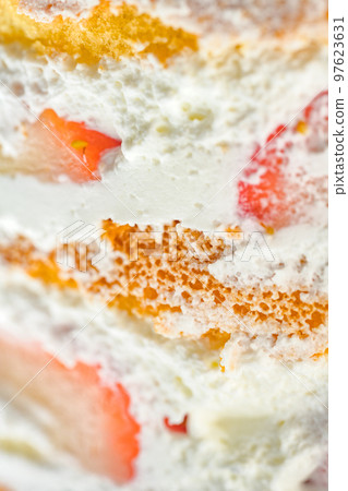 美味的草莓蛋糕食品特寫，包括紅色新鮮生草莓和白色生奶油 97623631