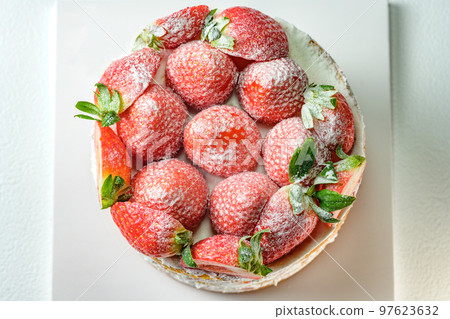 美味的草莓蛋糕食品特寫，包括紅色新鮮生草莓和白色生奶油 97623632