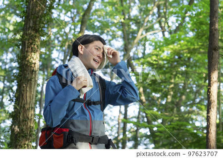 男子登山時用毛巾擦汗 97623707