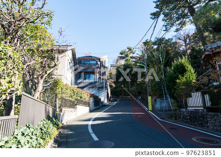 東京世田谷區野川河沿岸，通往清城的斜坡，冬季晴朗的藍天 97623851