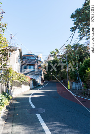 東京都世田谷區，從野川到成城的斜坡，冬天晴朗的藍天 97623852