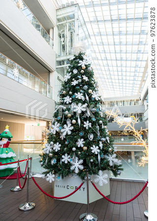 Seijogakuen-mae Station, a giant Christmas tree, a clear blue sky in winter, Setagaya-ku, Tokyo 97623878