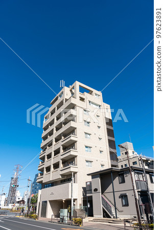 東京都世田谷區晴朗的冬日藍天，成城學園前站西口南側的公寓 97623891
