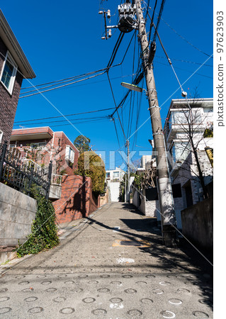 冬季在東京世田谷區成城學園前站和野川附近安靜的住宅區散步 97623903