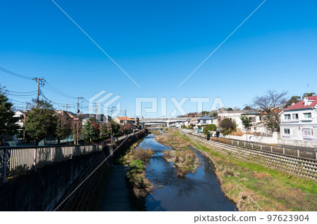 東京都世田谷區冬季的藍天野川中橋 97623904
