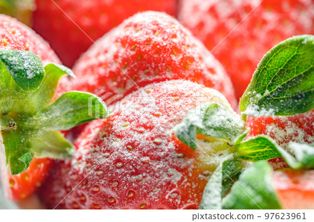 蛋糕上新鮮紅草莓的特寫照片 97623961