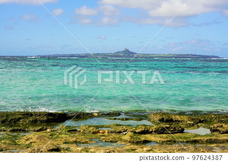 The beautiful sea of Okinawa (Ie Island seen from Emerald Beach) The beautiful sea of Okinawa (Ie Island seen from Emerald Beach) 97624387