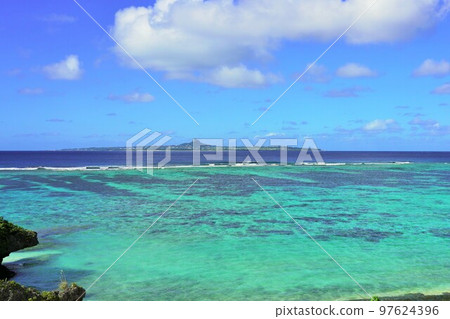 The beautiful sea of Okinawa (Ie Island seen from Emerald Beach) The beautiful sea of Okinawa (Ie Island seen from Emerald Beach) 97624396