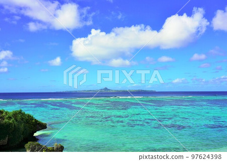 The beautiful sea of Okinawa (Ie Island seen from Emerald Beach) The beautiful sea of Okinawa (Ie Island seen from Emerald Beach) 97624398