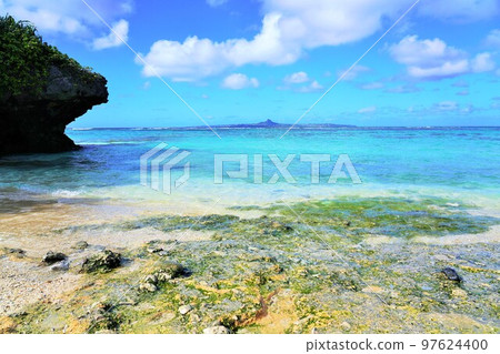 The beautiful sea of Okinawa (Ie Island seen from Emerald Beach) The beautiful sea of Okinawa (Ie Island seen from Emerald Beach) 97624400