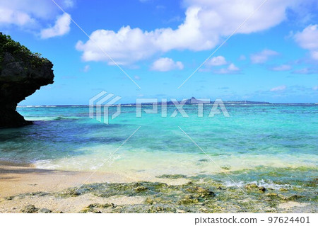 The beautiful sea of Okinawa (Ie Island seen from Emerald Beach) The beautiful sea of Okinawa (Ie Island seen from Emerald Beach) 97624401