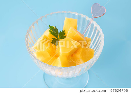 papaya cut into small pieces 97624796