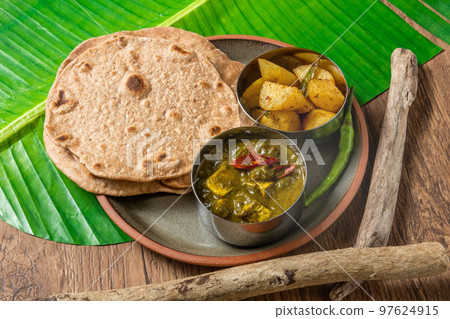 薄煎餅和南印度咖哩薄煎餅和咖哩套餐 薄煎餅和南印度咖哩薄煎餅和咖哩套餐 97624915