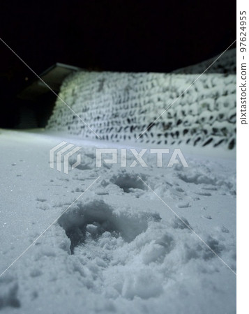 Snow, footprints, snowfall, winter night, extreme cold, snow scene, snowman, snowman Snow, footprints, snowfall, winter night, extreme cold, snow scene, snowman, snowman 97624955