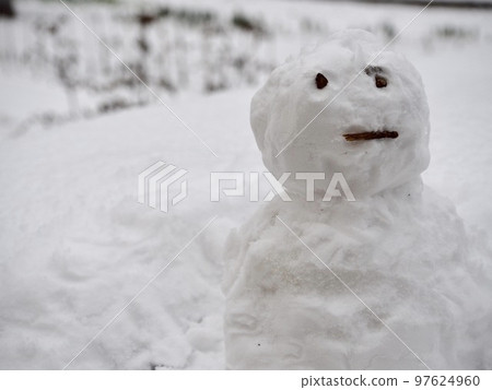 Snow, footprints, snowfall, winter night, extreme cold, snow scene, snowman, snowman Snow, footprints, snowfall, winter night, extreme cold, snow scene, snowman, snowman 97624960