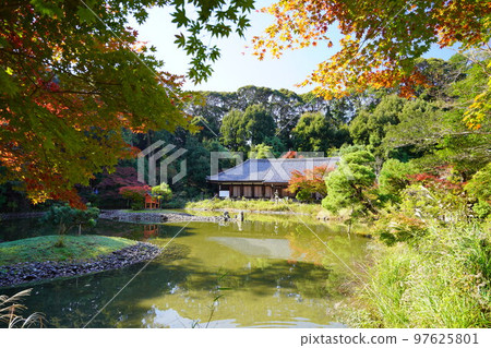 京都府木津川市，淨琉璃寺大殿在秋天 97625801