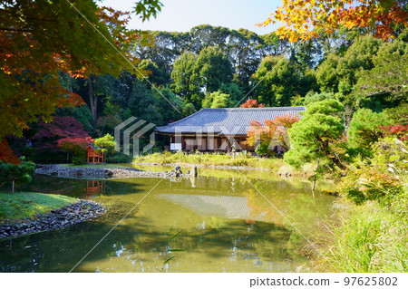 京都府木津川市,淨琉璃寺大殿在秋天 京都府木津川市,淨琉璃寺大殿在秋天 97625802