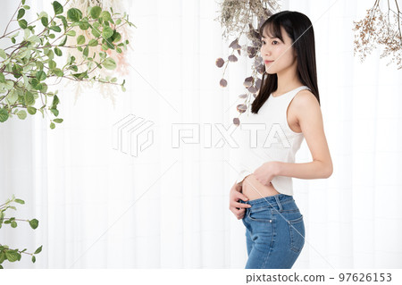 檢查她的腰部的年輕女人 97626153