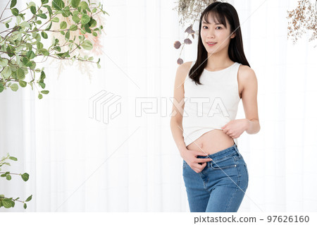檢查她的腰部的年輕女人 97626160