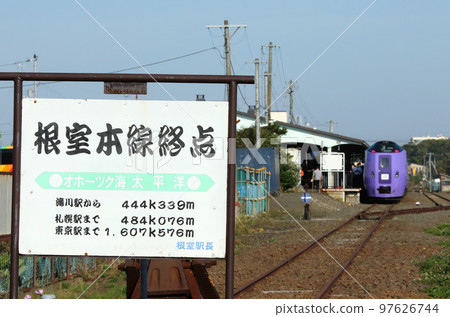 HOKKAIDO LOVE arriving at Nemuro Station Hitomeguri-go Kiha 261 Series Lavender 97626744