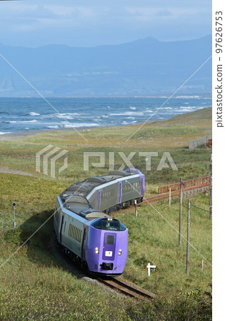 HOKKAIDO LOVE! Going along the coast with the Shiretoko mountain range in the background Hitomeguri-go Kiha 261 Series Lavender formation HOKKAIDO LOVE! Going along the coast with the Shiretoko mountain range in the background Hitomeguri-go Kiha 261 Series Lavender formation 97626753