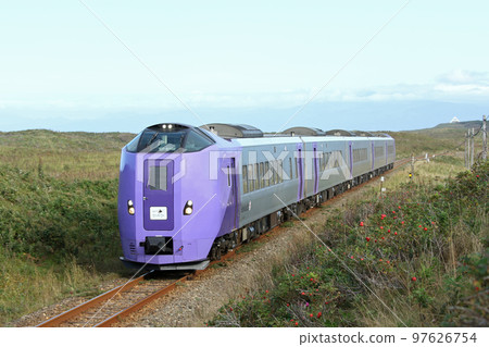 HOKKAIDO LOVE! Hitomeguri-go Kiha 261 Series Lavender formation running near Gensei Kaen 在Senmo Main Line 97626754