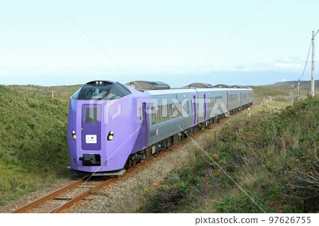 HOKKAIDO LOVE! Hitomeguri-go Kiha 261 Series Lavender formation running near Gensei Kaen 在Senmo Main Line 97626755