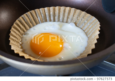 簡單的煎雞蛋烹飪 97627373