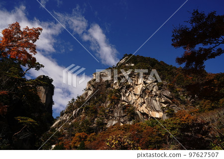 shosenkyo 山谷落基山岩石自然葉子瀑布水河溪流葉子樹山旅遊旅行日本 mitake shosenkyo 山梨 shosenkyo 山谷落基山岩石自然葉子瀑布水河溪流葉子樹山旅遊旅行日本 mitake shosenkyo 山梨 97627507