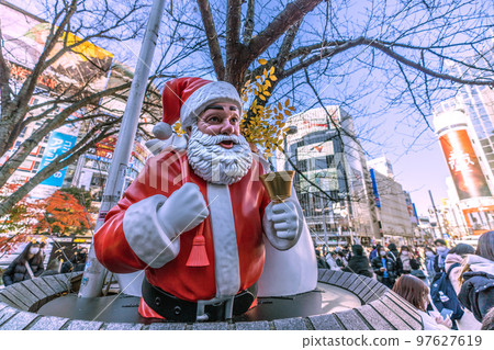 日本的東京城市景觀 BQ.1.1 感染爆炸......全國超過 170,000 ......具有聖誕節氣氛的澀谷 = 12 月 23 日 97627619