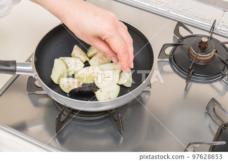 [Make fried eggplant stir-fried eggplant] 97628653