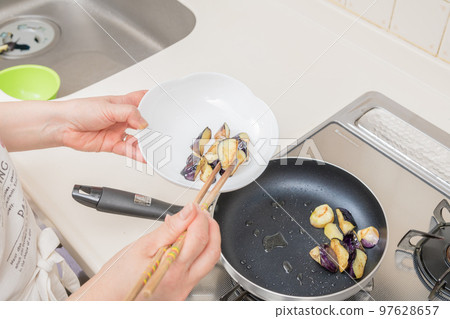 [Make eggplant deep-fried in soy sauce. Transfer the stir-fried eggplant to a plate] 97628657