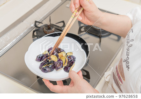 [Make eggplant deep-fried in soy sauce. Transfer the stir-fried eggplant to a plate] 97628658
