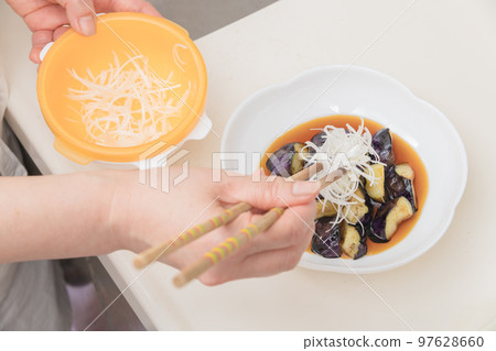 [Make eggplant deep-fried and seasoned with white-haired green onions] 97628660