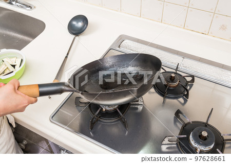 【做麻婆茄子，鍋裡泡油】 97628661