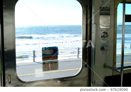 [Kamakura City] Winter sea seen from the Enoden 97629090