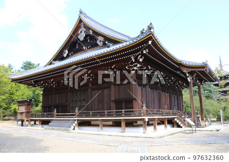 廣闊的京都大室仁和寺的觀音堂 97632360