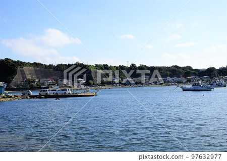 三浦半島健崎港風景（松和海岸） 97632977