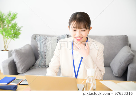 A woman who moisturizes her throat with a humidifier A woman who moisturizes her throat with a humidifier 97633316