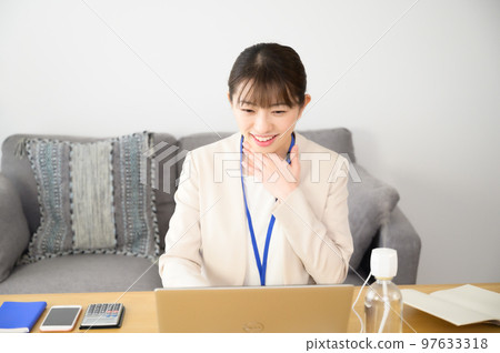 一個用加濕器潤喉的女人 97633318