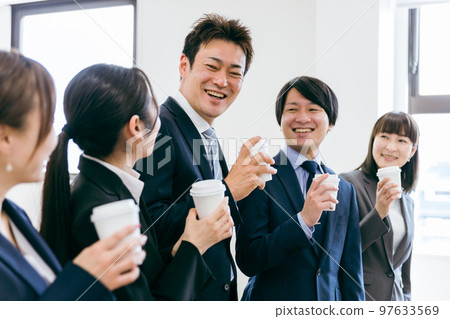 邊喝咖啡邊用充實的笑容聊天的商人和女商人(亞洲/日本男女) 邊喝咖啡邊用充實的笑容聊天的商人和女商人(亞洲/日本男女) 97633569