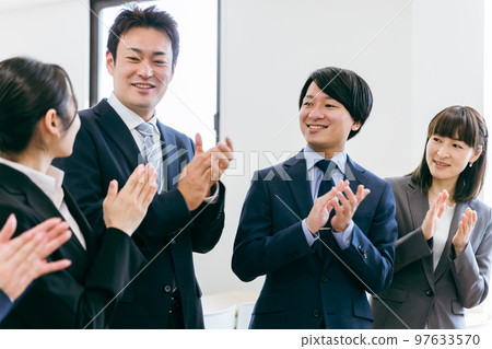 為同事、老闆和總裁鼓掌的亞洲男女商人和女商人 97633570