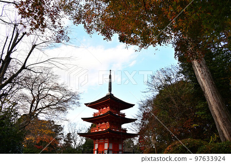 Autumn leaves of Kiyomizudera Autumn leaves of Kiyomizudera 97633924